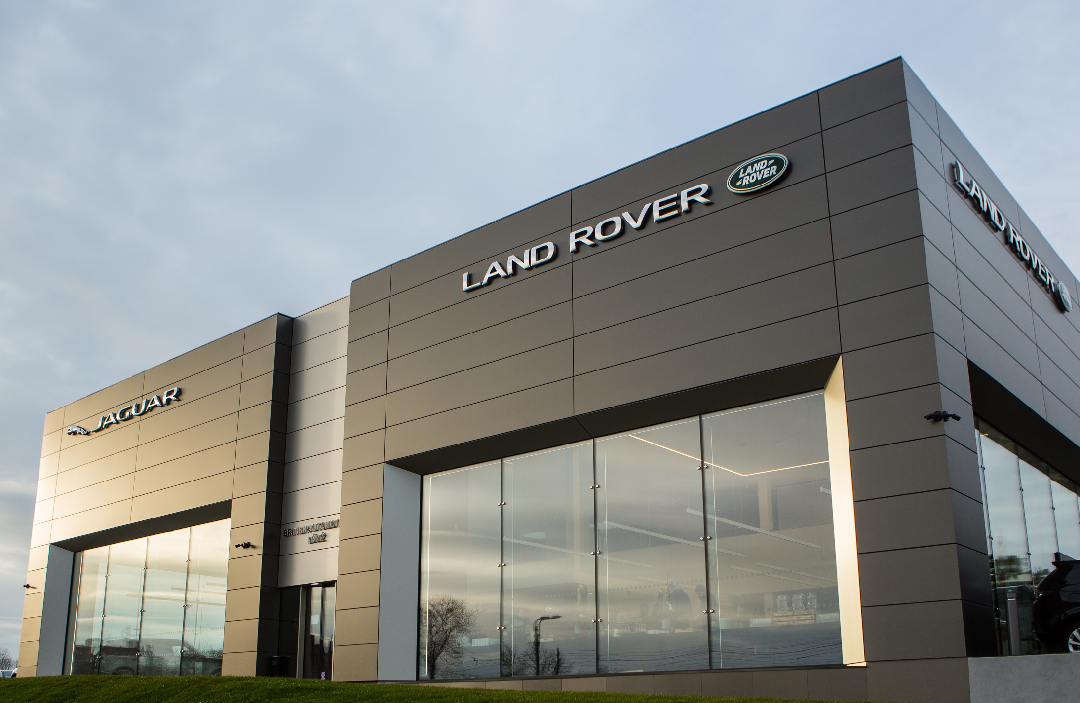 Środki ostrożności w salonach Jaguar i Land Rover